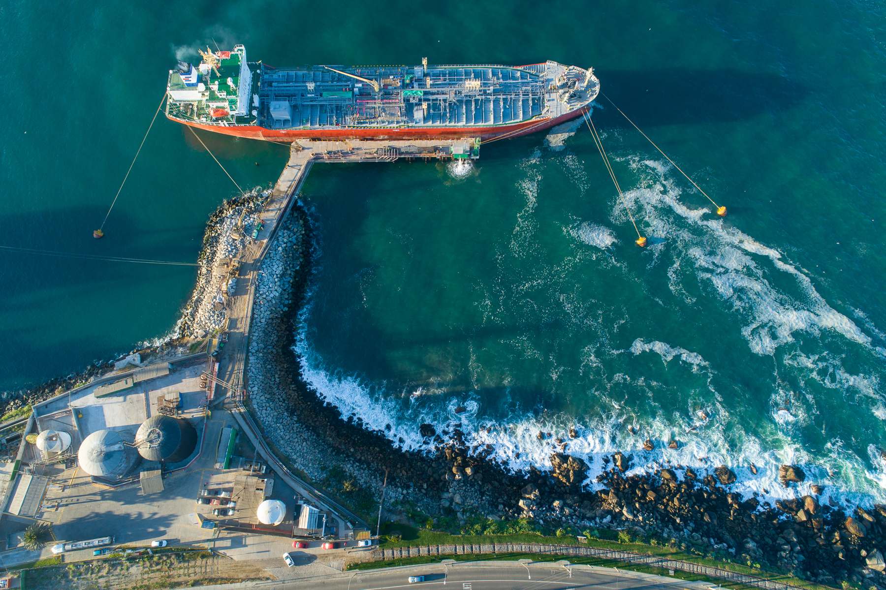 Vista aérea de un buque atracado en el muelle Sitio 9 de QC Policarpo Toro, Puerto de San Antonio